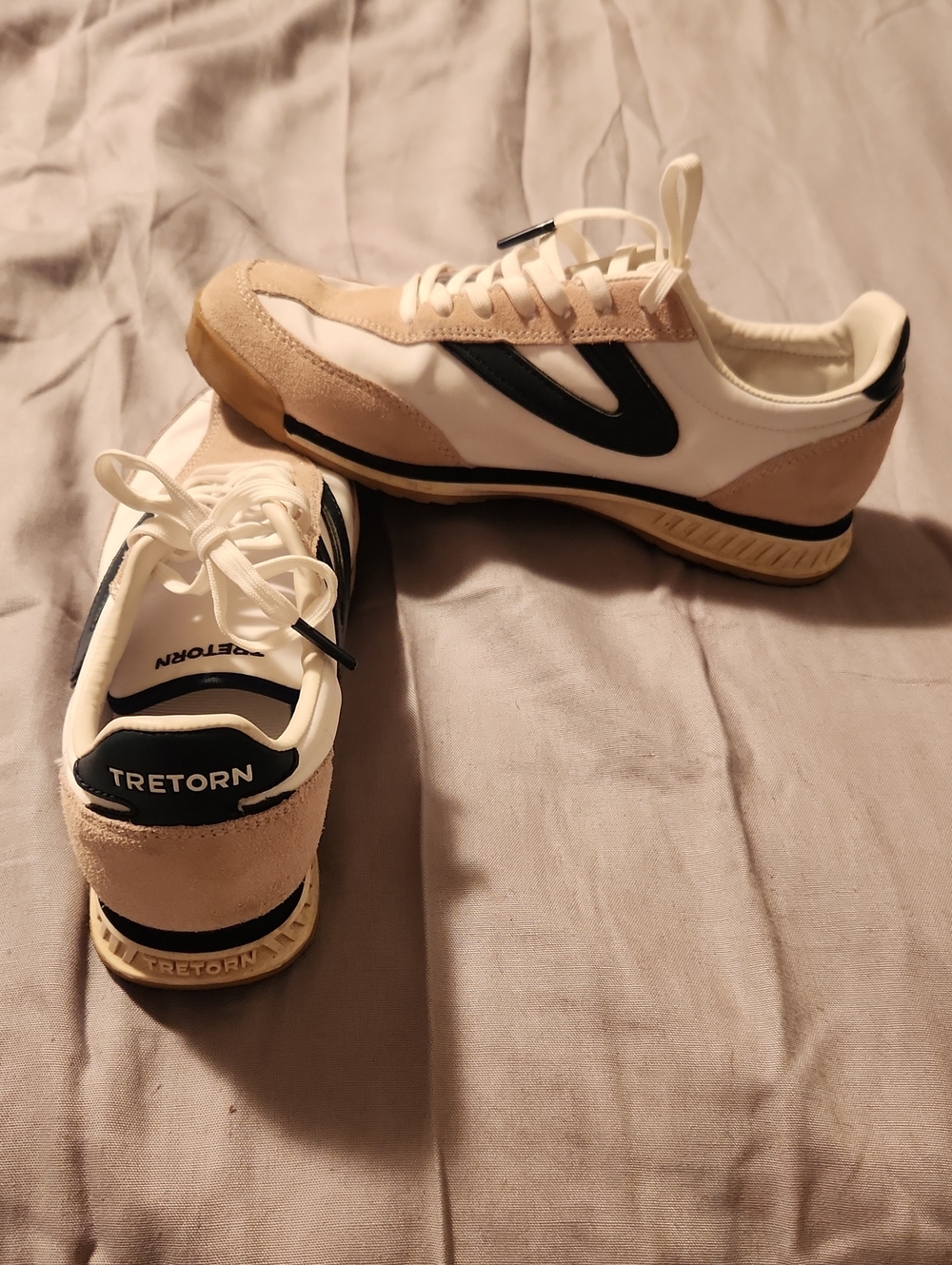 Tretorn Womens White Sneakers with Beige Suede & Dark Navy Accents Sz7.5